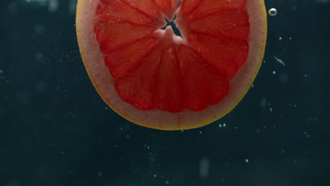 Grapefruitringe-Unter-Wasser-Mit-Luftblasen-Und-In-Zeitlupe.-Frischer-Und-Saftiger-Gesunder-Vegetarier